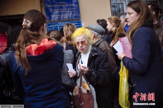 當(dāng)?shù)貢r間2014年3月19日,克里米亞辛菲羅波爾,民眾排隊(duì)申請俄羅斯護(hù)照。